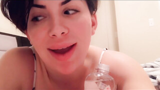 Ze bood haar vriend haar maagdelijke kontgat aan om te neuken