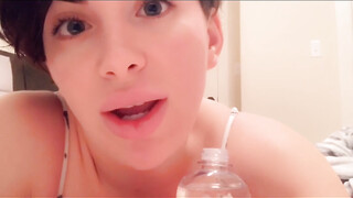 Ze bood haar vriend haar maagdelijke kontgat aan om te neuken