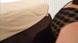 Mooie rijpere met een grote zwarte in haar mond krijgt volledige cum