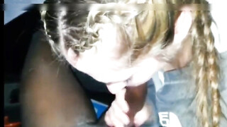 Blanke meid pijpt zwarte lul in de auto