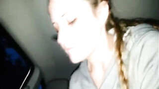 Blanke meid pijpt zwarte lul in de auto