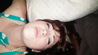 Vrouw houdt ervan om trio te neuken met vreemden