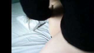 Vriend beukt haar fijne poesje