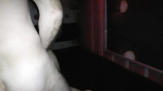 Echtgenoot vindt vrouw op een ander gangbangfeest terwijl ze vreemden neukt