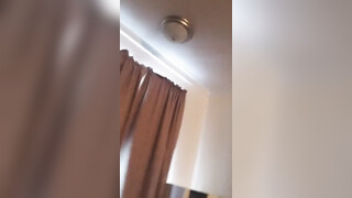 Blanke meid probeert voor het eerst anale seks met een zwarte vriend