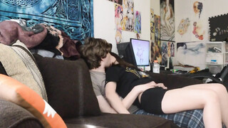 Jong amateur stel neukt op de bank voordat ouders thuis komen