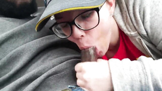 Vrouwelijke werknemer geeft een snelle zuigbeurt in de auto aan een zwarte klant