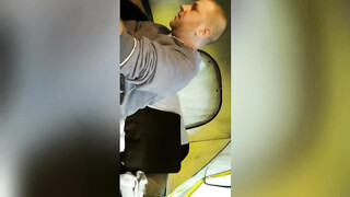 Huisvrouw rijdt veel sneller en harder op de lul van vrienden van echtgenoot