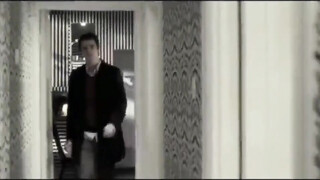 Geile vrouw plaagt haar man met kleren aan en wrijft snel over zijn lul