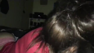 Prachtige vriendin pijpt zijn harde lul en ze wil echt slikken