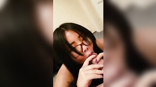 Goede Aziatische vrouw houdt van zuigen en slikken van een grote lul