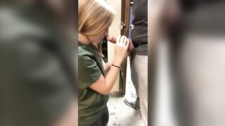 Schattige blonde verpleegster geeft een pijpbeurt aan een mannelijke patiënt