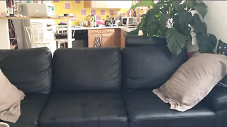 Aziatische vrouw geeft een geweldige pijpbeurt aan haar blanke vriendje en slikt sperma door