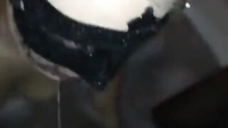 Super schattige blondine slikt een enorme zwarte lul in bad en eet sperma