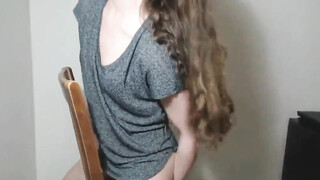 Jonge geile meid vindt een stoel om te masturberen en bereikt een waar orgasme