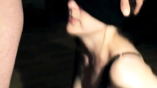 Ex-vriendin pijpt geblinddoekt