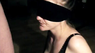 Ex-vriendin pijpt geblinddoekt