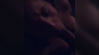 Amateur vrouw zuigt en kreunt zo goed dat hij hard in haar mond komt