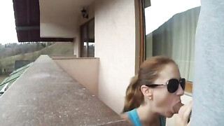 Amateur snelle seks en pijpbeurt op het balkon buiten