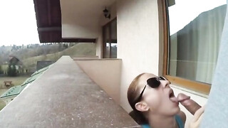 Amateur snelle seks en pijpbeurt op het balkon buiten