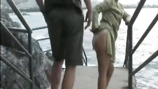 Koppel maakt buitenseks aan zee