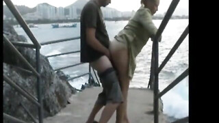 Koppel maakt buitenseks aan zee