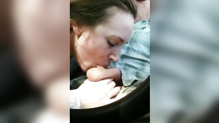 Oudere man krijgt een snelle pijpbeurt in de auto van een jonge hoer