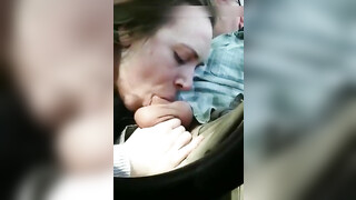 Oudere man krijgt een snelle pijpbeurt in de auto van een jonge hoer