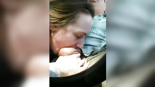 Oudere man krijgt een snelle pijpbeurt in de auto van een jonge hoer