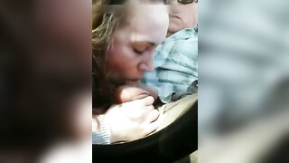 Oudere man krijgt een snelle pijpbeurt in de auto van een jonge hoer