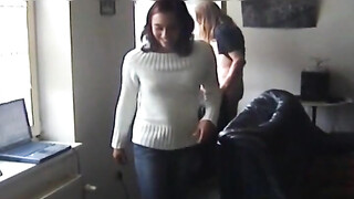 Kamergenoot filmt meisje dat een handjob geeft aan haar vriendje bij het raam