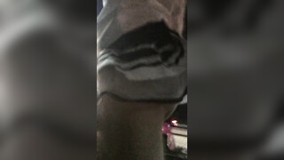 Meisje loopt door de openbare straat met dildoballen in poesje