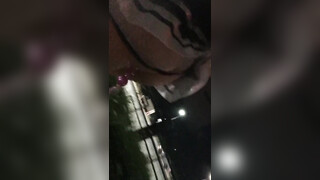 Meisje loopt door de openbare straat met dildoballen in poesje