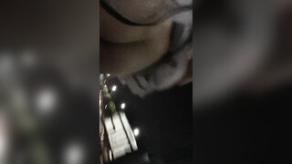 Meisje loopt door de openbare straat met dildoballen in poesje