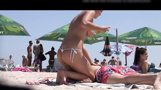 Jong topless Roemeens meisje gefilmd door een voyeur op het strand