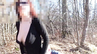 Twee totale vreemden maken buitenseks voor de camera in het bos