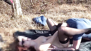 Twee totale vreemden maken buitenseks voor de camera in het bos