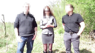 Sletvrouw masturbeert een vreemdeling buiten en laat hem hard klaarkomen