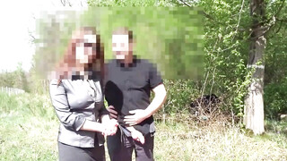 Sletvrouw masturbeert een vreemdeling buiten en laat hem hard klaarkomen