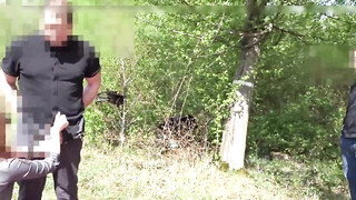 Sletvrouw masturbeert een vreemdeling buiten en laat hem hard klaarkomen