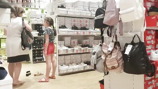 Jong meisje zonder slipje gefilmd met openhartige camera in schoenenwinkel