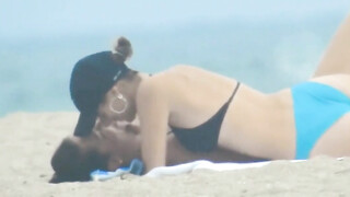 Lesbisch koppel betrapt terwijl ze elkaar vingeren op het openbare strand