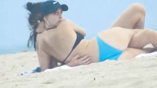 Lesbisch koppel betrapt terwijl ze elkaar vingeren op het openbare strand