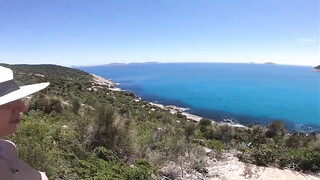 Jong gedurfd amateur stel neukt buiten dicht bij het strand