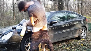 Jonge amateur vriendin geneukt buiten in het bos