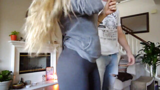 Fijne fitte blonde doet een snelle neukbeurt in de ochtend op de bank