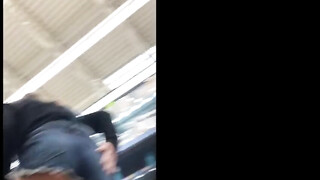 Openhartige camera amateur hottie toont kutlippen in strakke jeansbroek