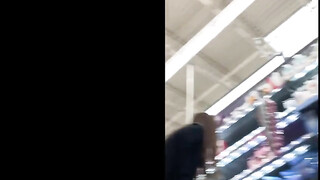 Openhartige camera amateur hottie toont kutlippen in strakke jeansbroek