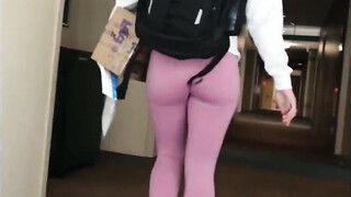 Candid camera blonde meid onthult haar sexy lichaam in strakke roze legging