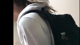 Candid camera blonde meid onthult haar sexy lichaam in strakke roze legging